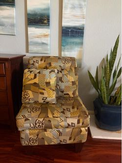 Like knew love seat with 2 pillows