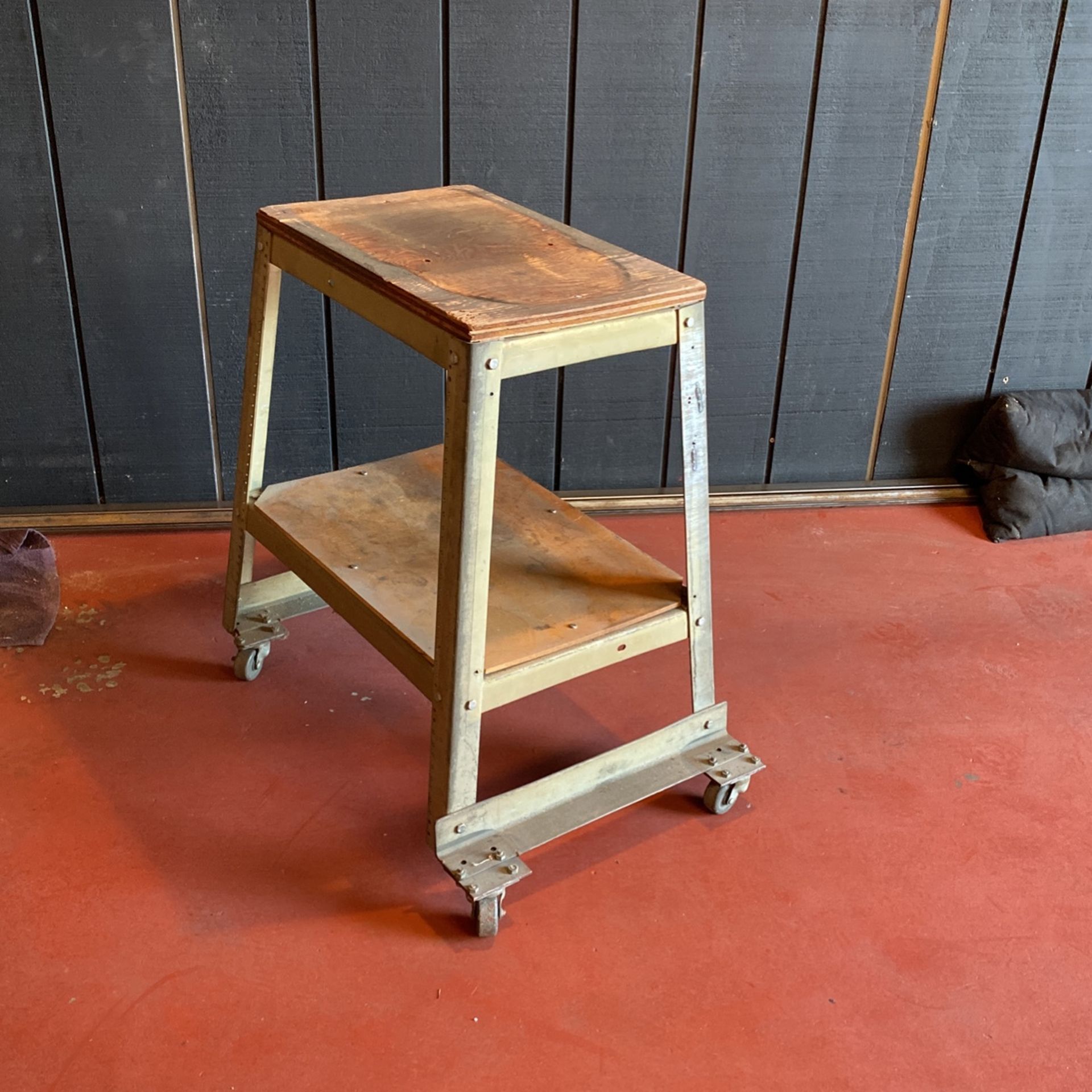 Metal Tool Stand On Casters