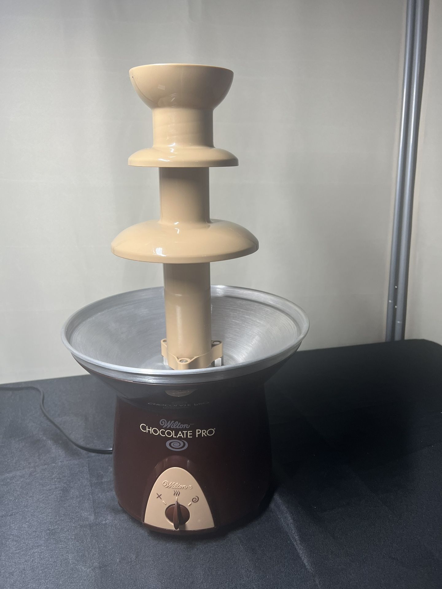 Wilton Chocolate Chocolate Fountain and Fondue Fountain 4 lb. Capacity