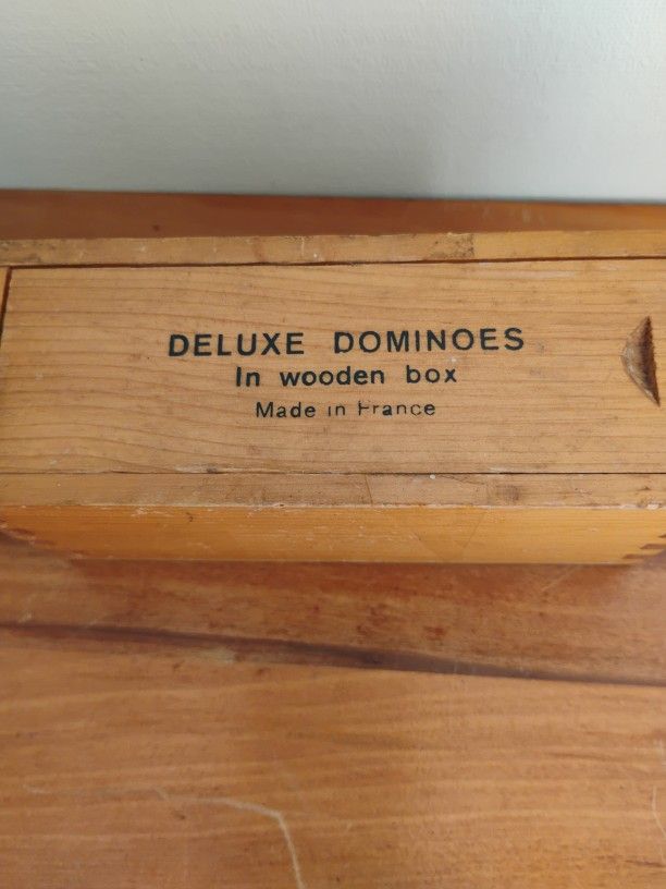 DELUXE DOMINO SET W/PIVOT SPINNERS