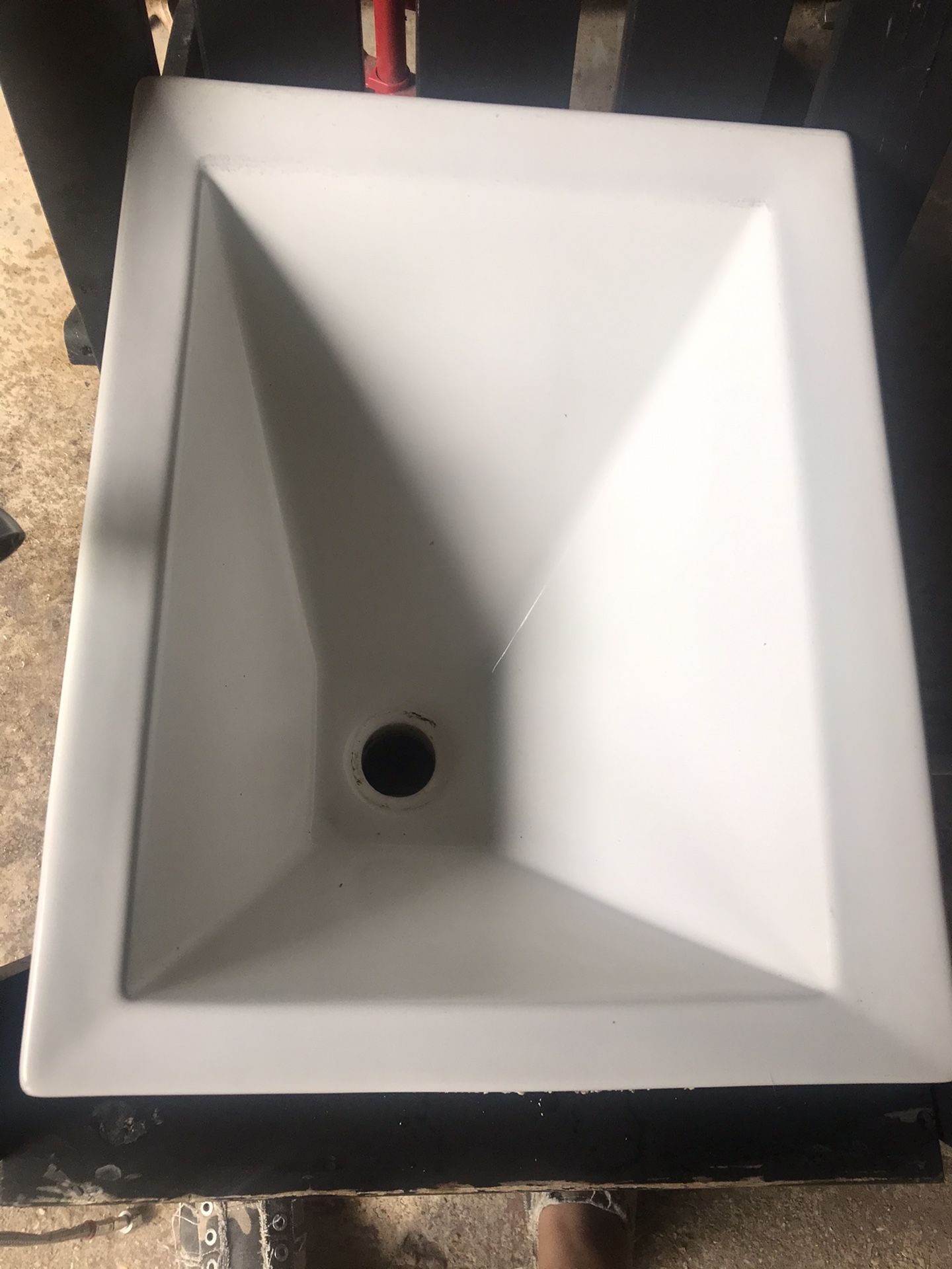 Lavamanos de cerámica blanca