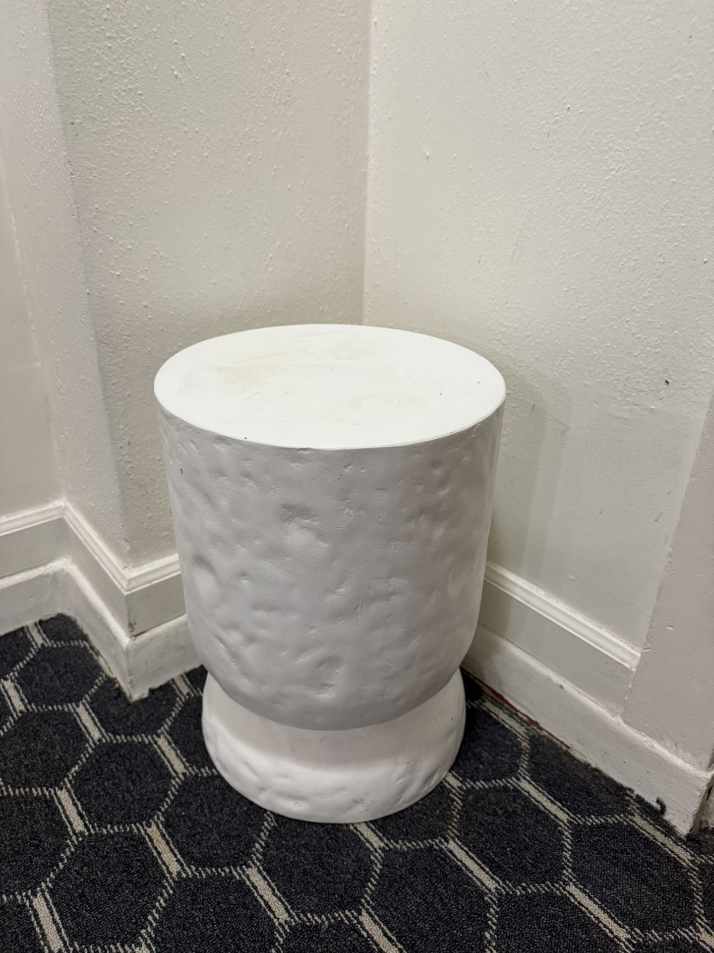 Modern Textured Side Table – Sculptural & Chic! 🪩