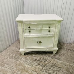 🛏️ White Nightstand | Two Built-In Power Ports 🛏️