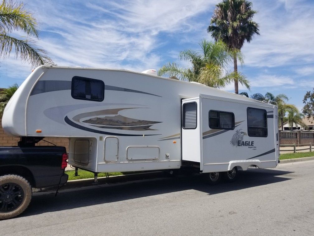 2008 31ft 5th Wheel with Bunks Super Cleen!