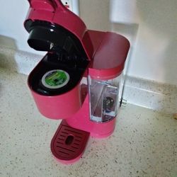 Cute Keurig Coffee Maker A Month Old Selling Due To Moving 