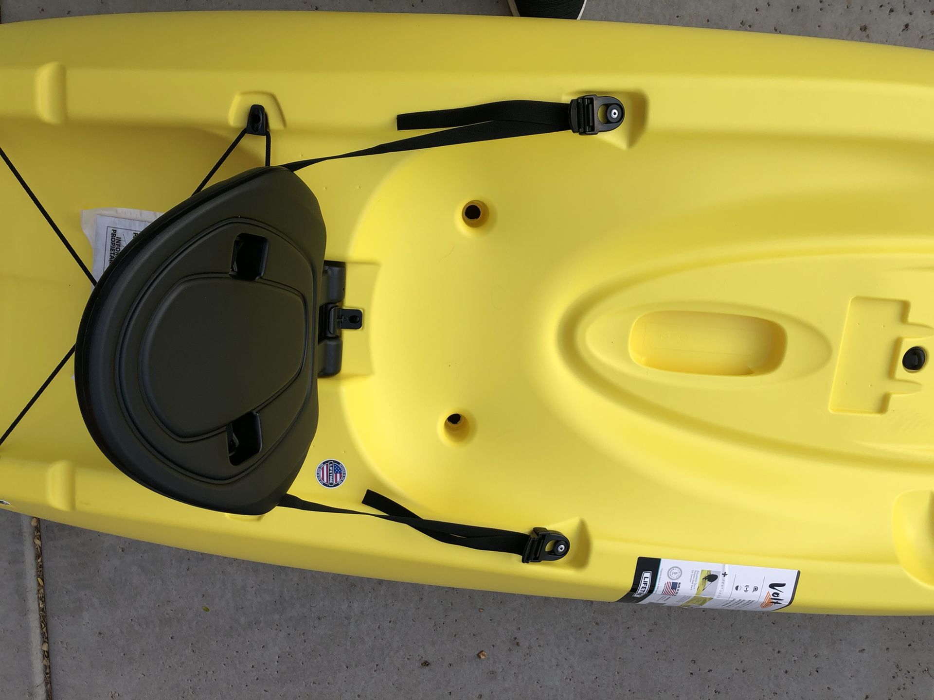 LIFETIME 8.5 FOOT KAYAK SIT ON TOP BRAND NEW WITH PADDLES