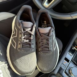 BRAND NEW - New Balance 860s Women 
