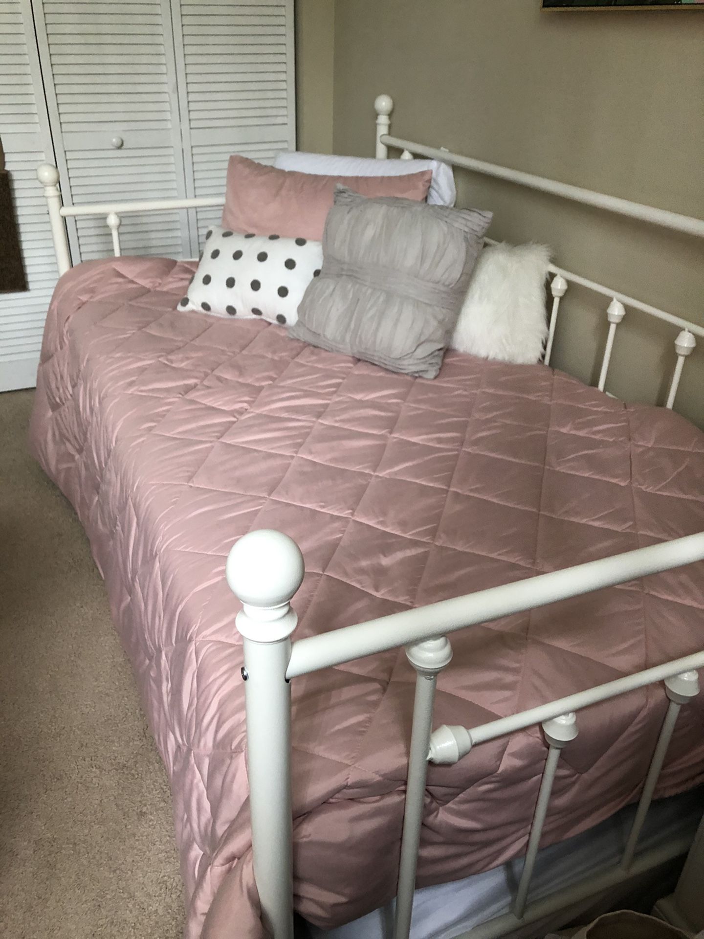 White Metal Day Bed w/ 2 Twin Mattresses for Sale in Coconut Creek, FL
