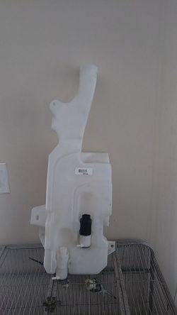 2007 to 2013 GM Cadillac Tahoe Yukon Suburban windshield washer tank with the pump brand new