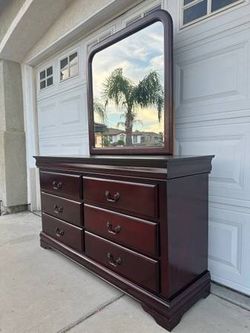 Quality Hard Wood Dresser
Dimensions: 61”(W)x18”(D)x34”(H)
Great work
In good condition
Will pick up in North Fontana