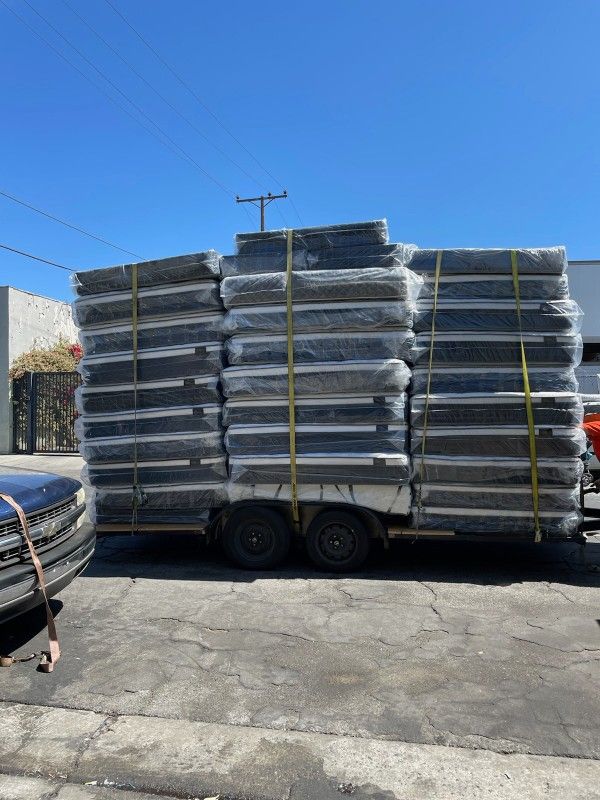 Queen Size Pillow Top Mattress 12\