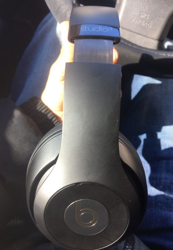 Dre beats studio wireless 3! Matte black comes with box