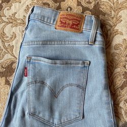 Light wash mid rise Levi’s 311 shaping skinny jeans size 25