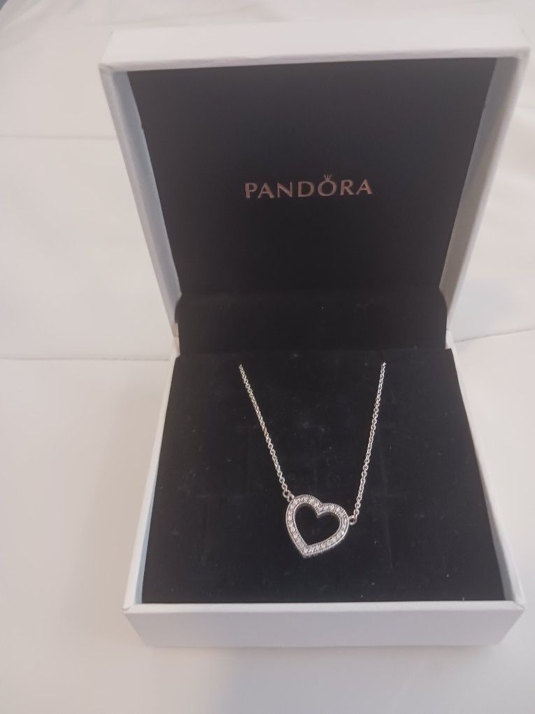 BRAND NEW PANDORA HEART NECKLACE.......😁😊😍