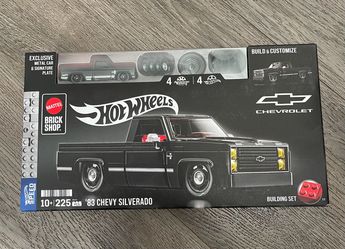 Hot Wheels Mattel Brick Shop '83 Chevy Silverado  Set