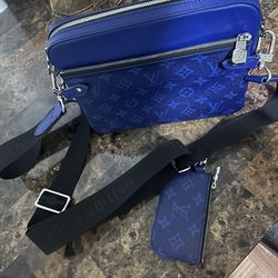 Louis Vuitton Messenger Bag Leather for Sale in Haltom City, TX - OfferUp