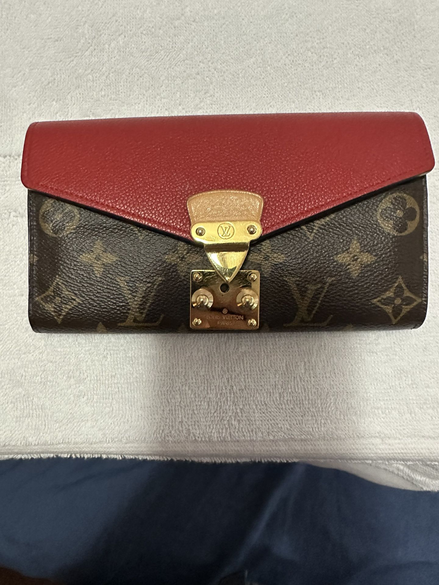 Authentic Pre love Louis Vuitton Wallet With Box for Sale in Houston, TX -  OfferUp