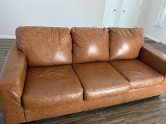 Brown Leather Couch Great Condition Located in Shafter Must pickup/ make an offer!