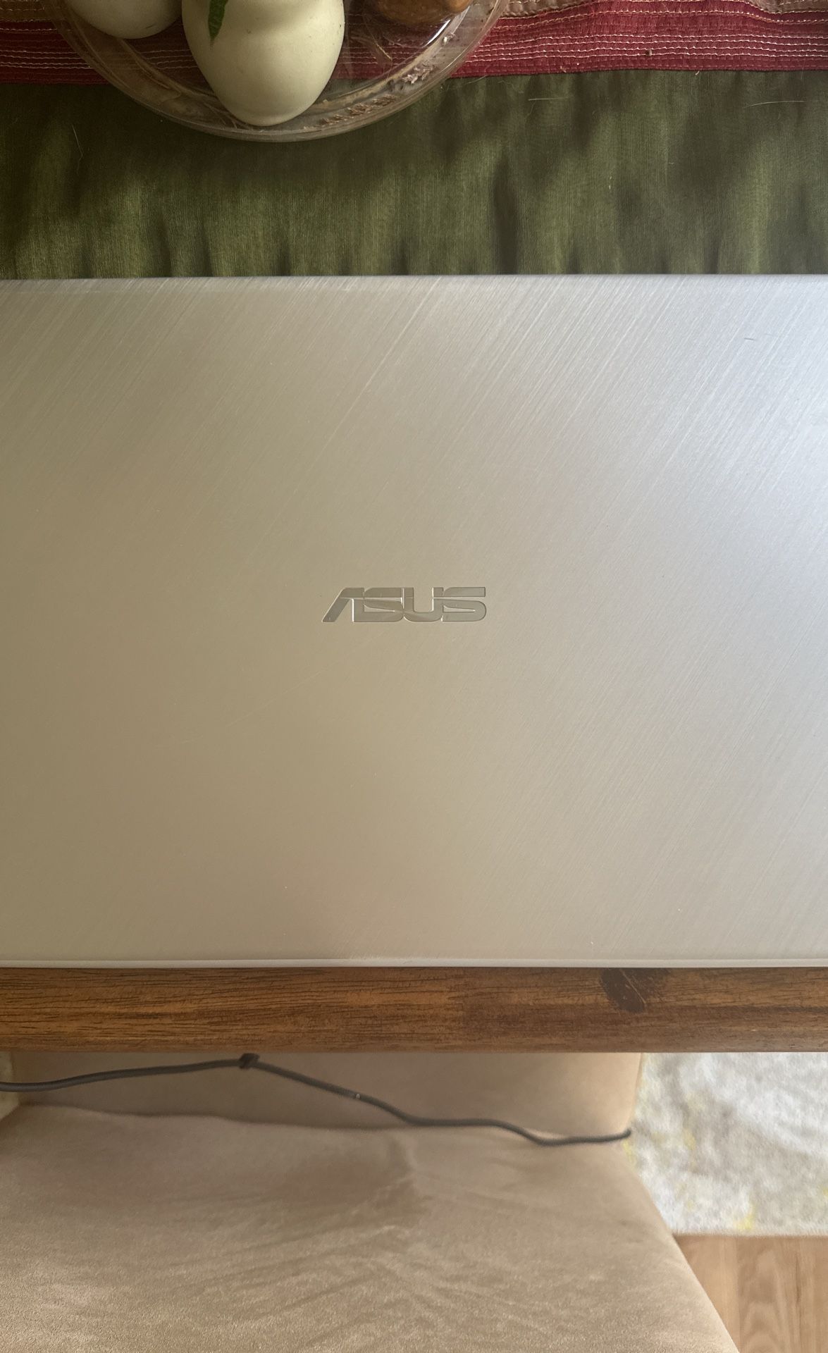 ASUS Vivobook 712e
