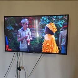 50 Inch 4 K Toahba Woth Crome Cast Abd Smart TV 