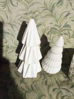 Christmas trees light up with batteries