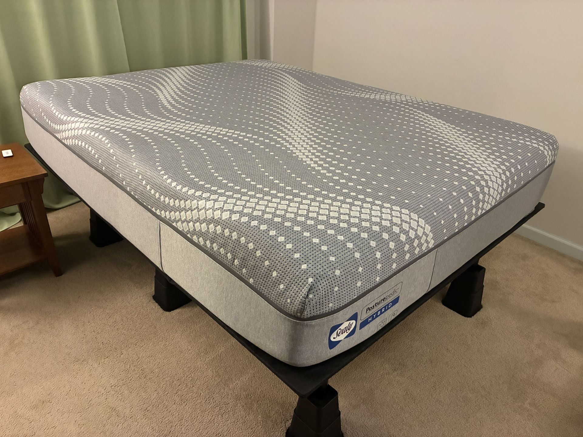 Sealy Posturepedic Hybrid 12” Queen Medium Mattress — Excellent Condition