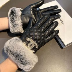 Women's black double C lazy rabbit fur gloves