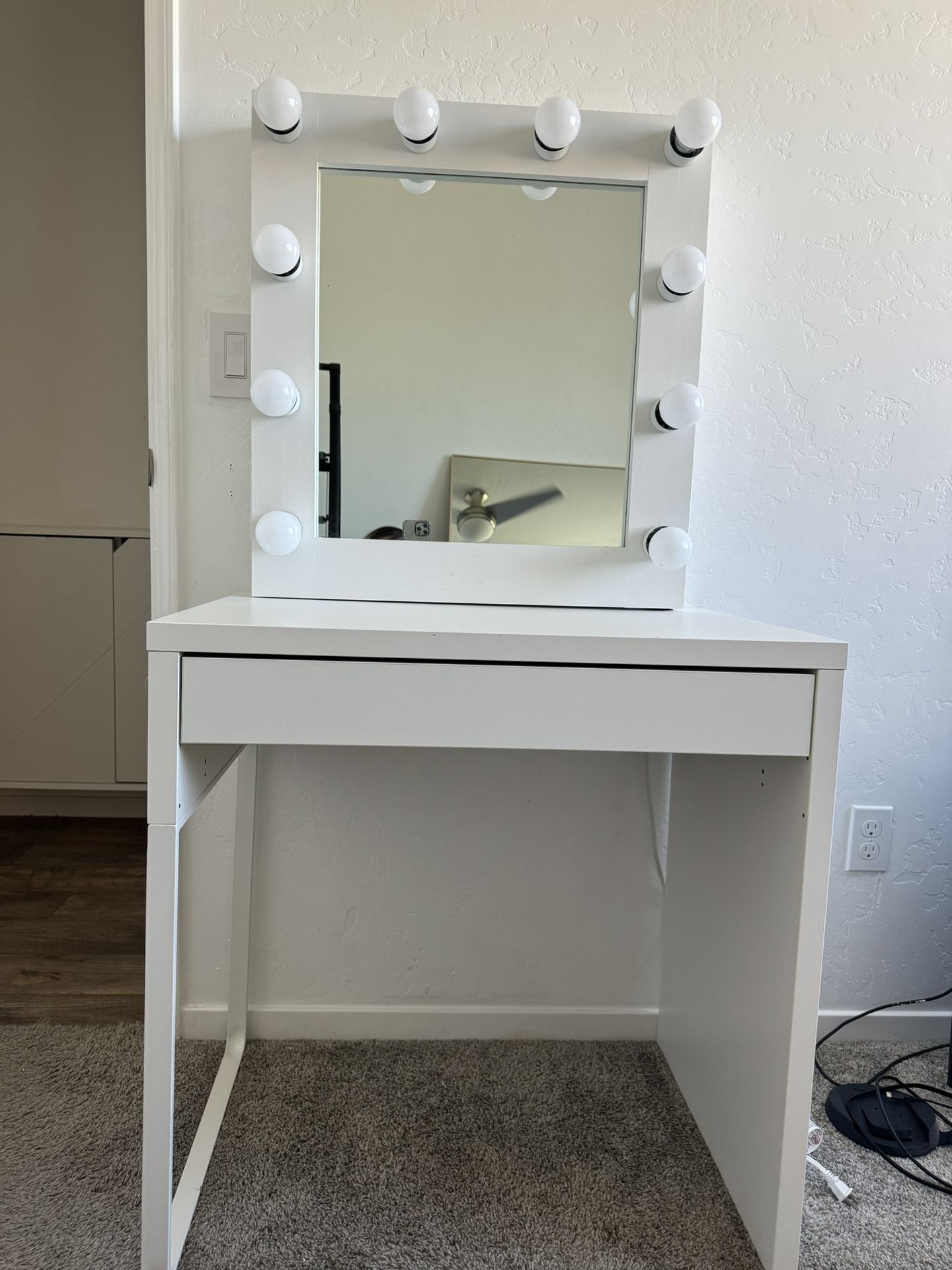 Vanity Hollywood Mirror With Dimmer Lights Plug In And One Pull Out Drawer 