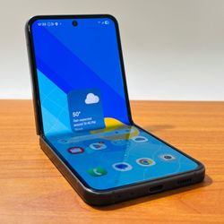 SAMSUNG GALAXY Z-FLIP 256GB UNLOCKED Fully Functional