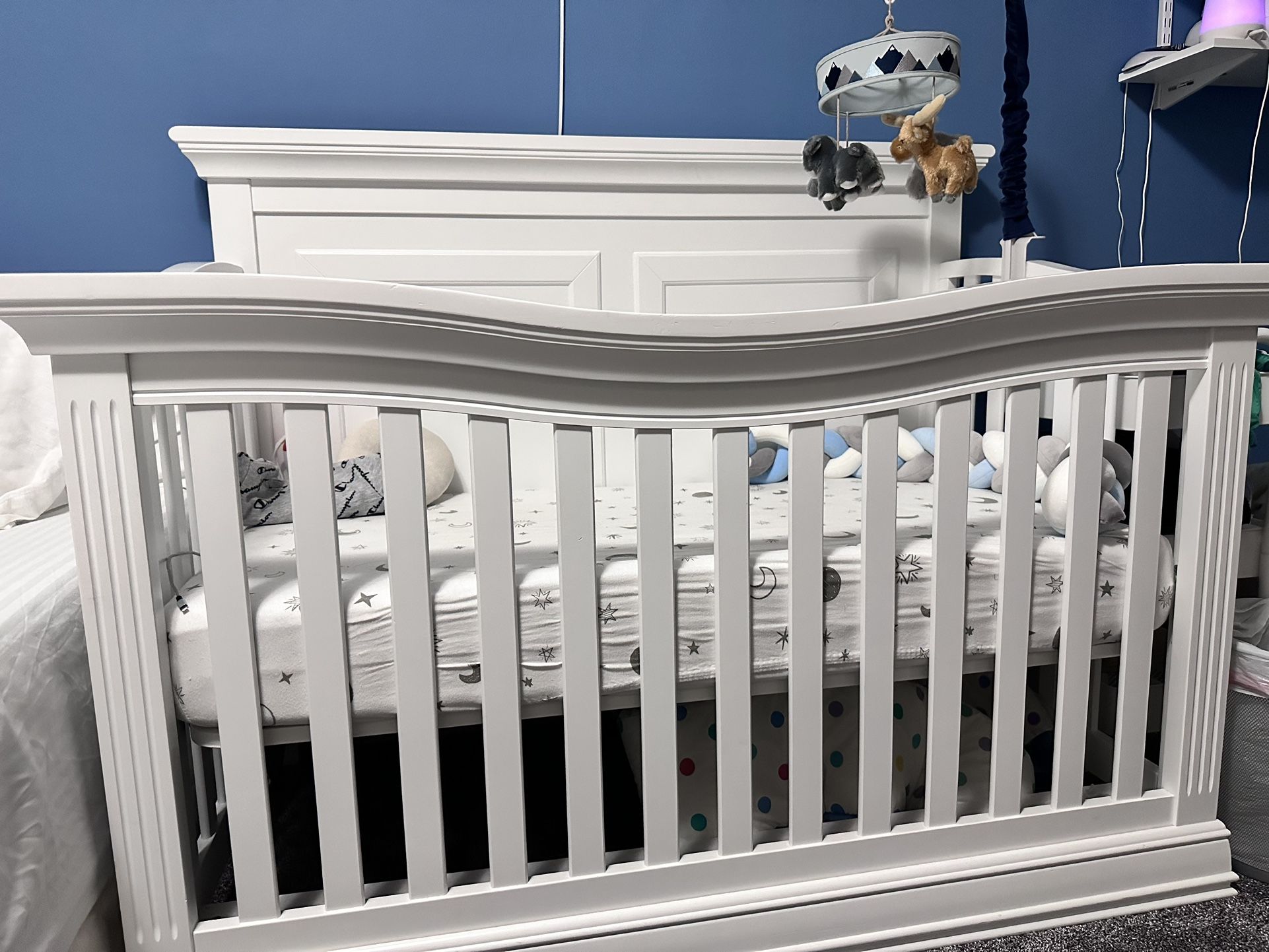 Barely Used Sorelle Paxton 4 In 1 Convertible Crib In White