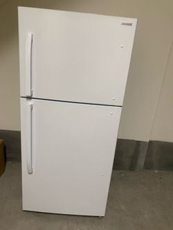 Insignia 18 Cu. Ft. Top-Freezer Refrigerator