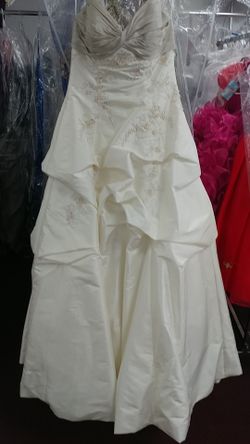 Brand new wedding dress name designer Patty's bridal size 8 in Ivory