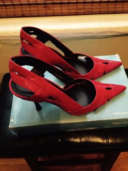 Red pump 7 1/2 only used once in box