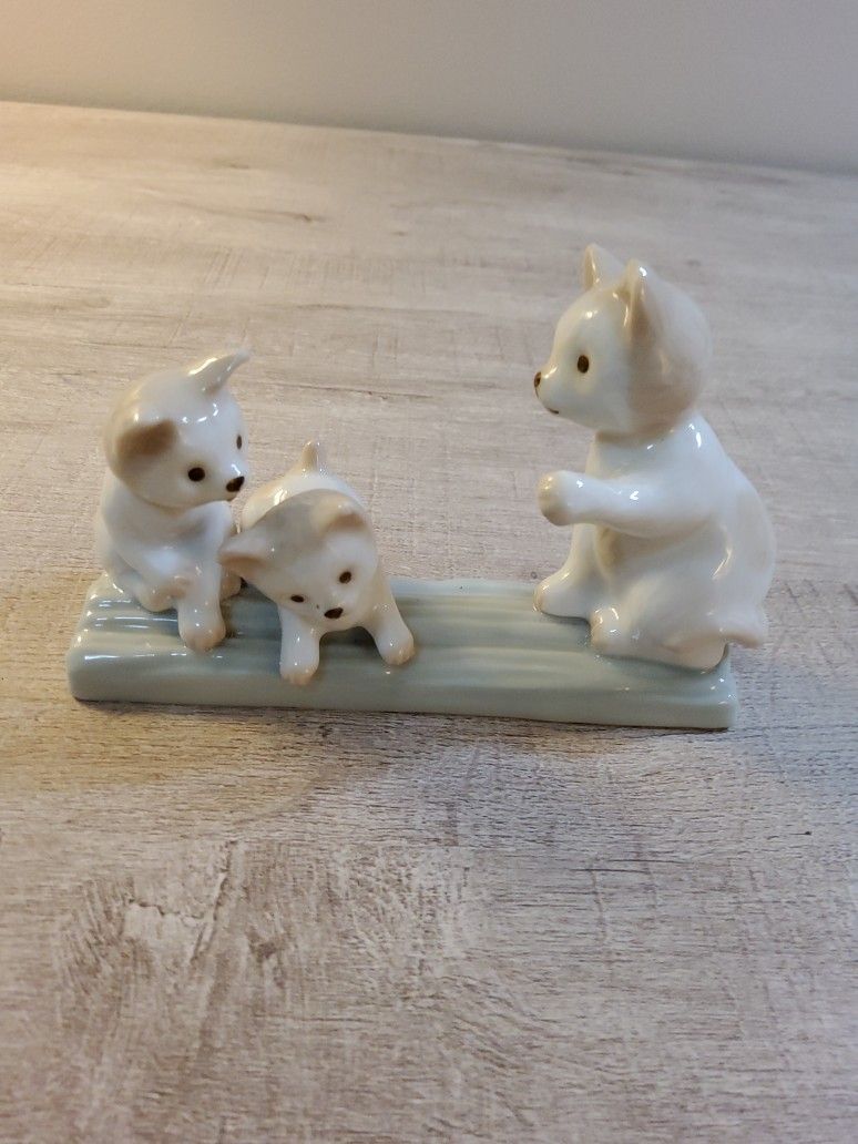 Vintage Porcelain Three Sweet Mom And babies .Size. 5"× 4" .