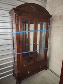 Ethan Allen China  Curio Display Cabinet with Glass Doors