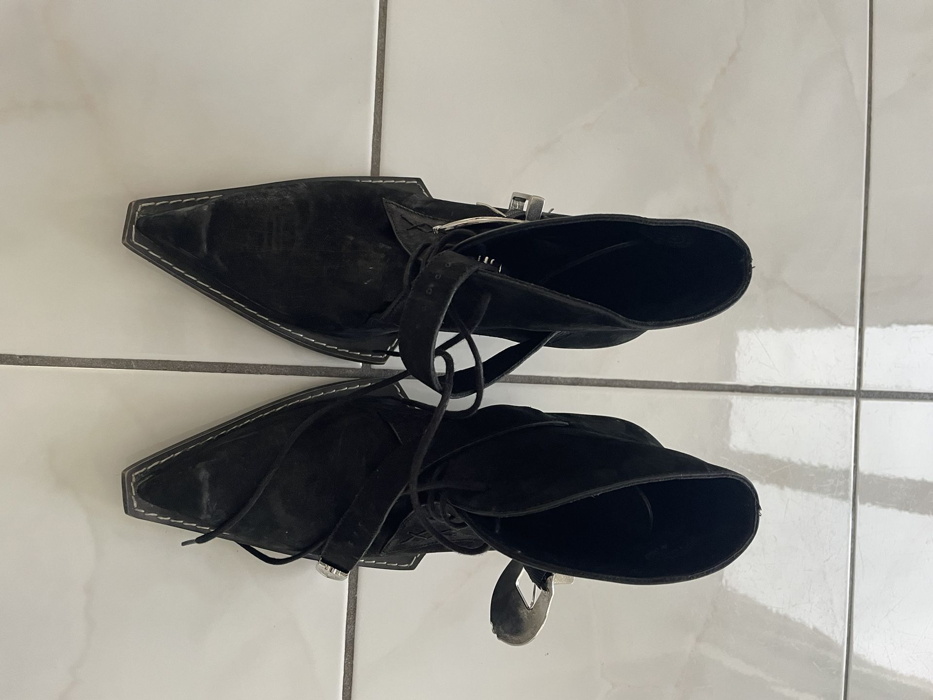 Woman suede boots