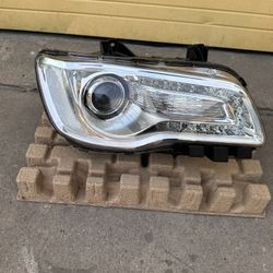 2018 Chrysler 300 Headlight 