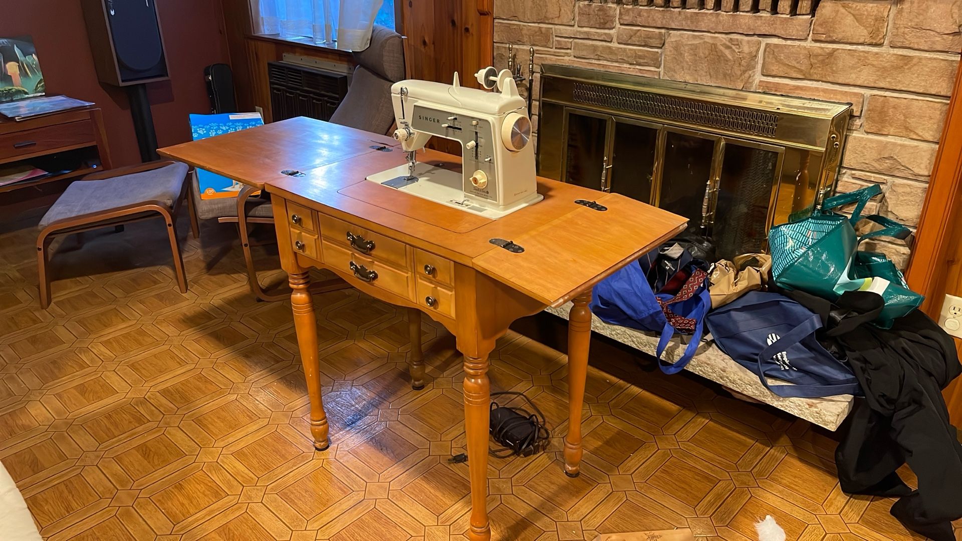 Singer Sewing Machine / Sewing Table