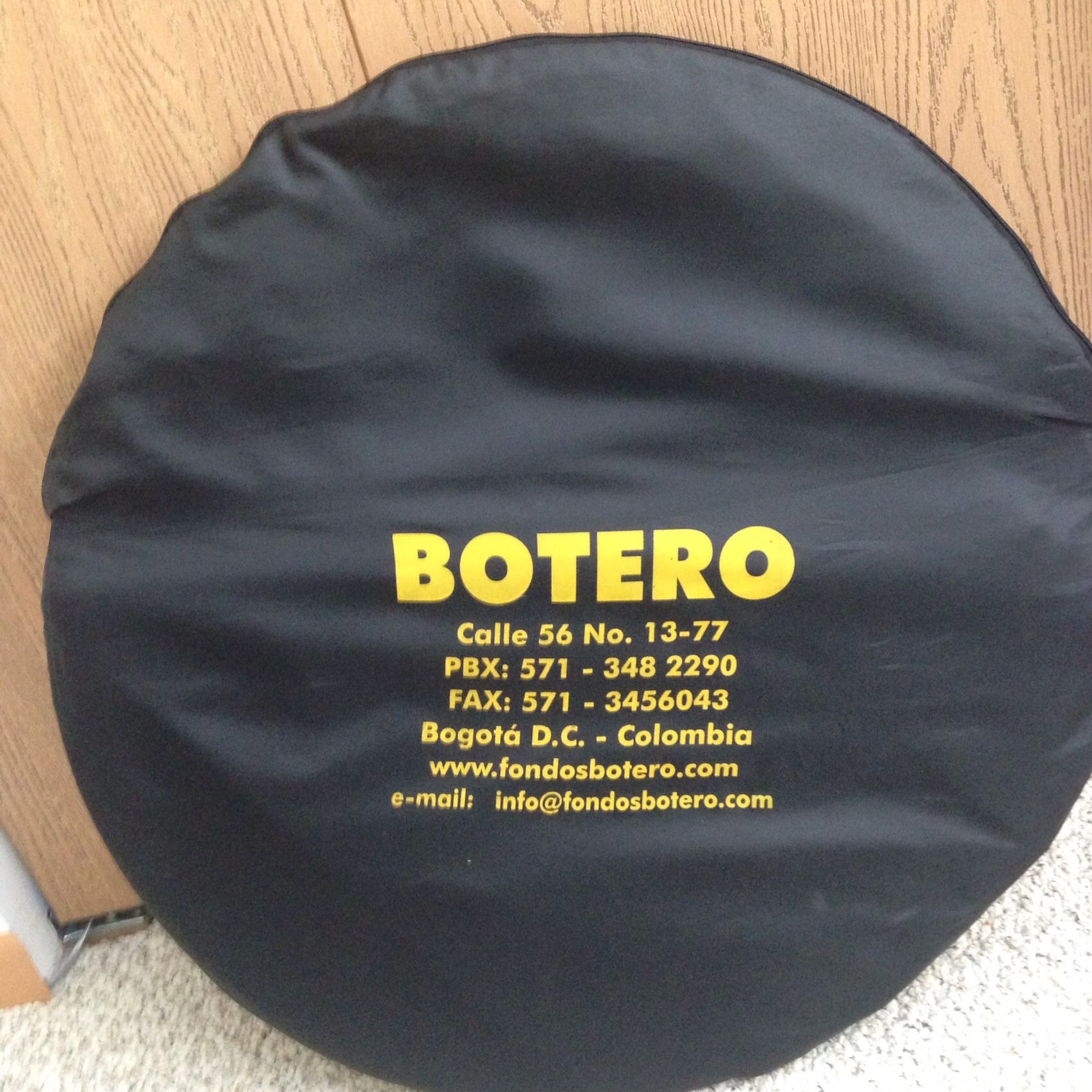 Botero 5'x7' Collapsible Background Black White