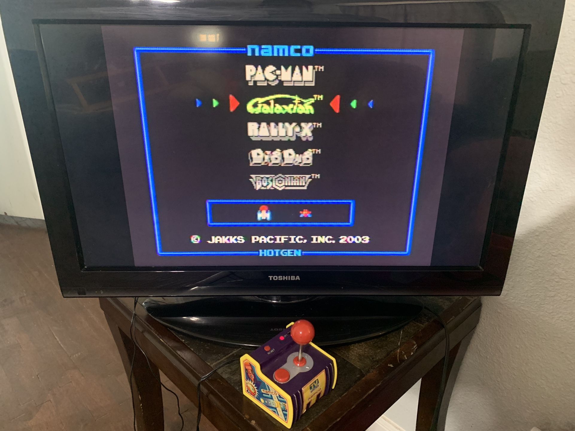 TV 32” Toshiba + 4 Arcade Games