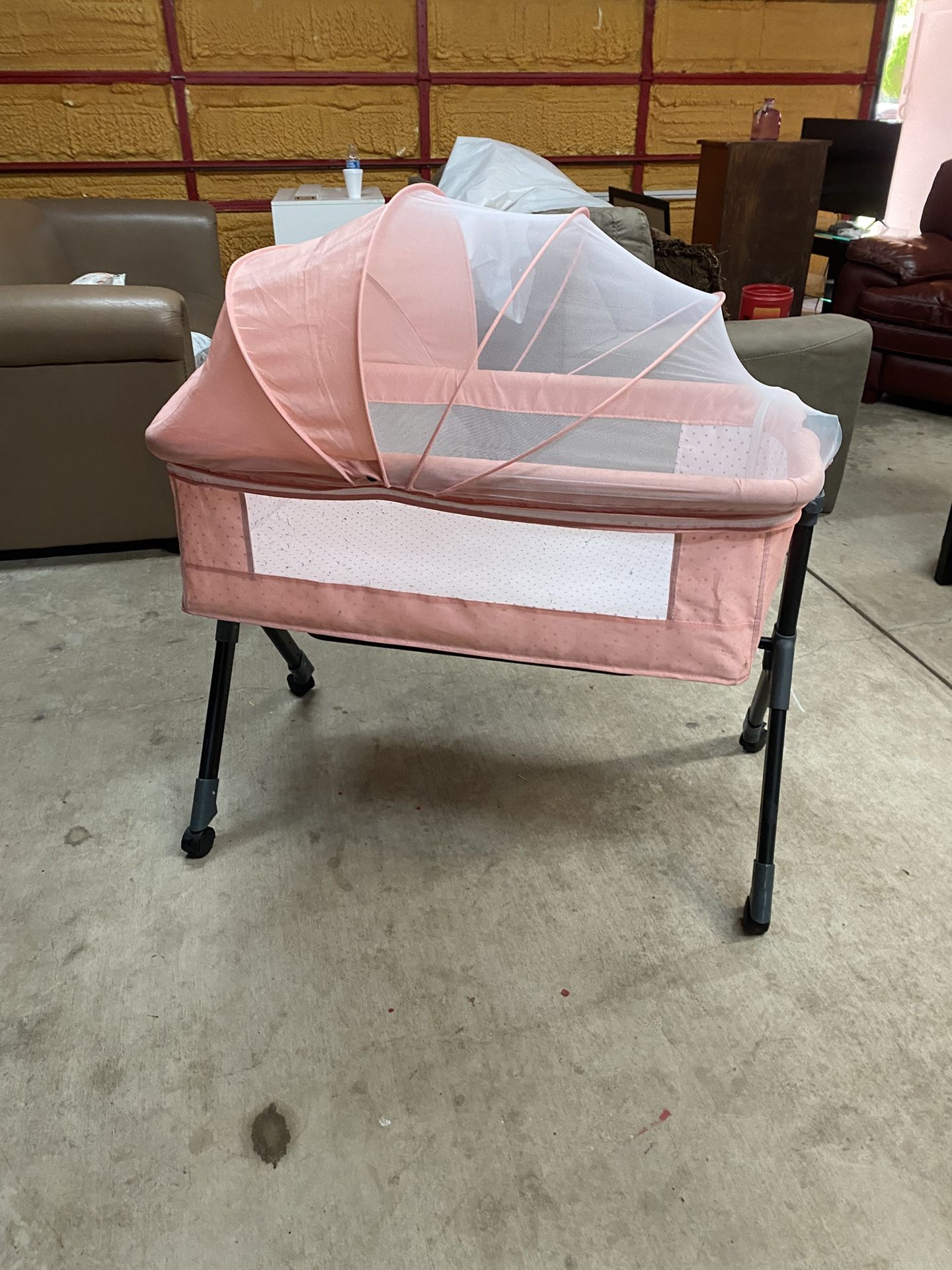 Portable Baby Bassinet with Mesh Canopy – Pink