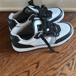 New Size 4 Levis Kids Shoe