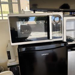 Black+Decker 0.9 Cu. Ft. Digital Microwave, White