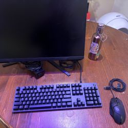 Samsung Odyssey G3, Logitech G512 Carbon keyboard, Logitech G402 Mouse