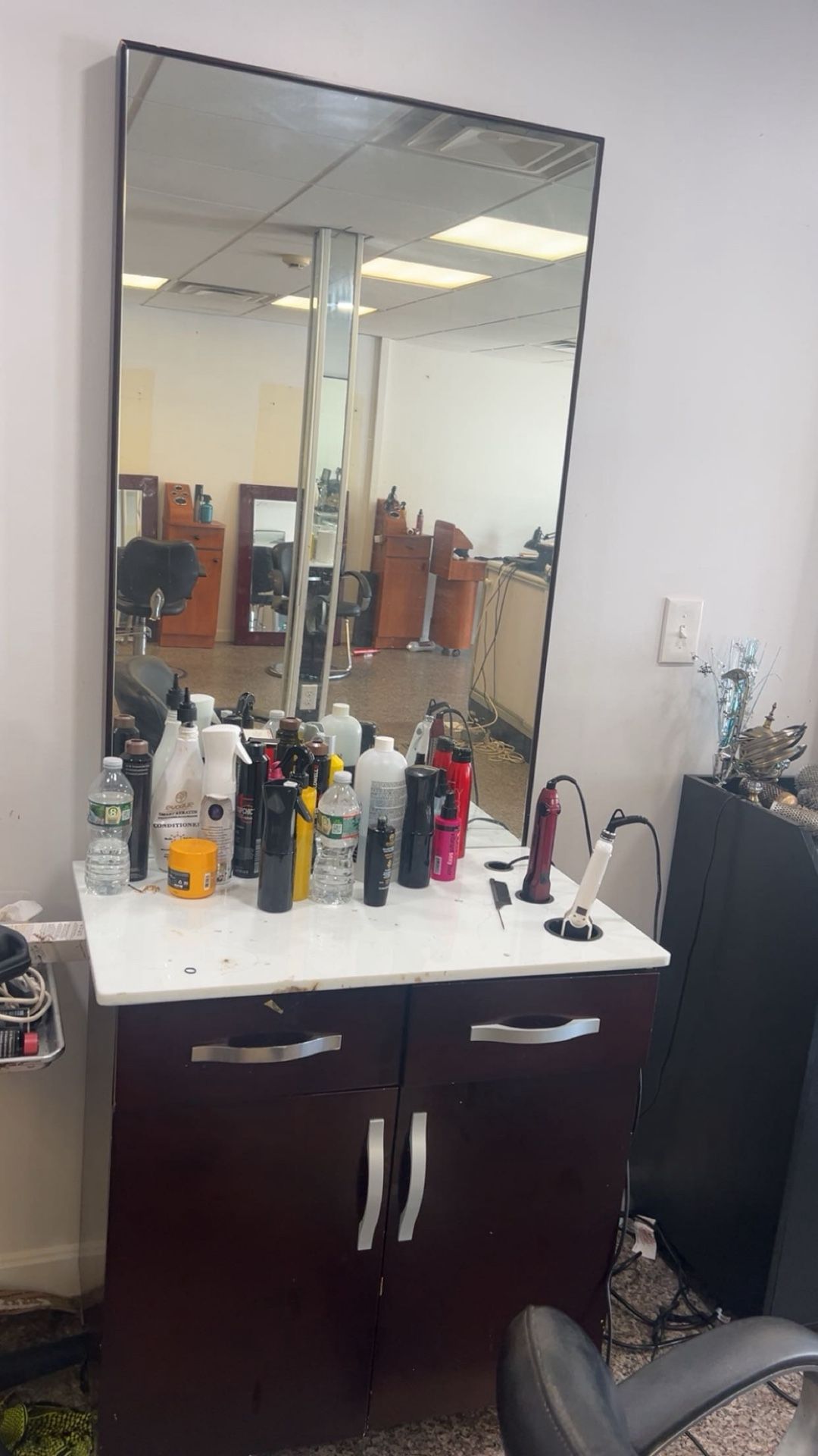 Salon station for sale gently used and in excellent condition.”