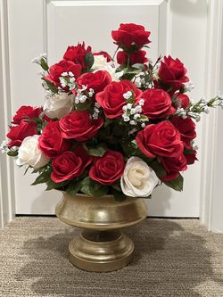 Artificial rose 🌹 beautiful arrangement in a gold vase