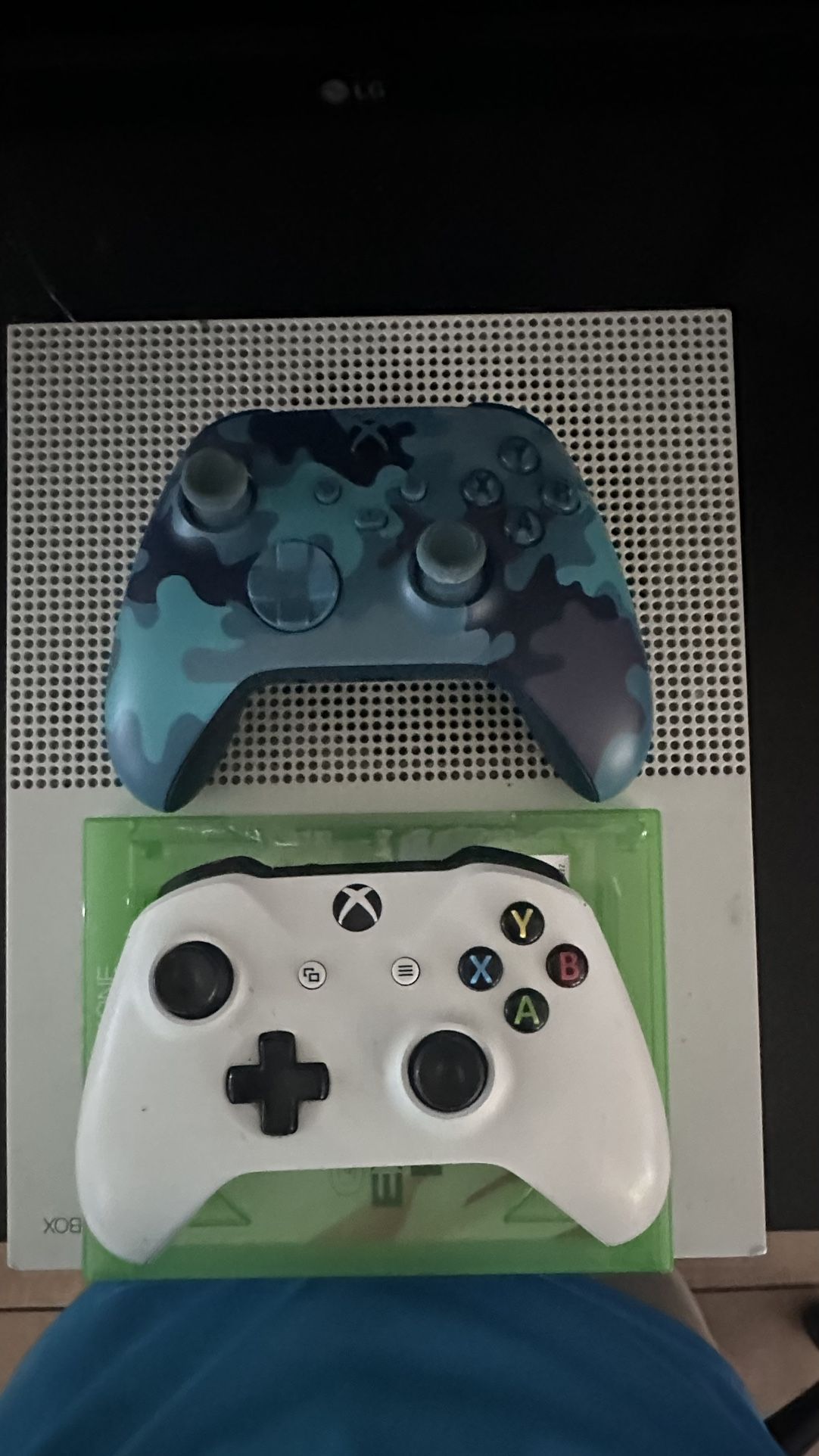 XBOX ONE S + 2 CONTROLLERS  1TB
