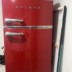 Refrigerator Galanz like new clean no scratches