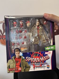 Mafex 235 Spider Man Into The Spider Verse  ( Peter B Parker ) 