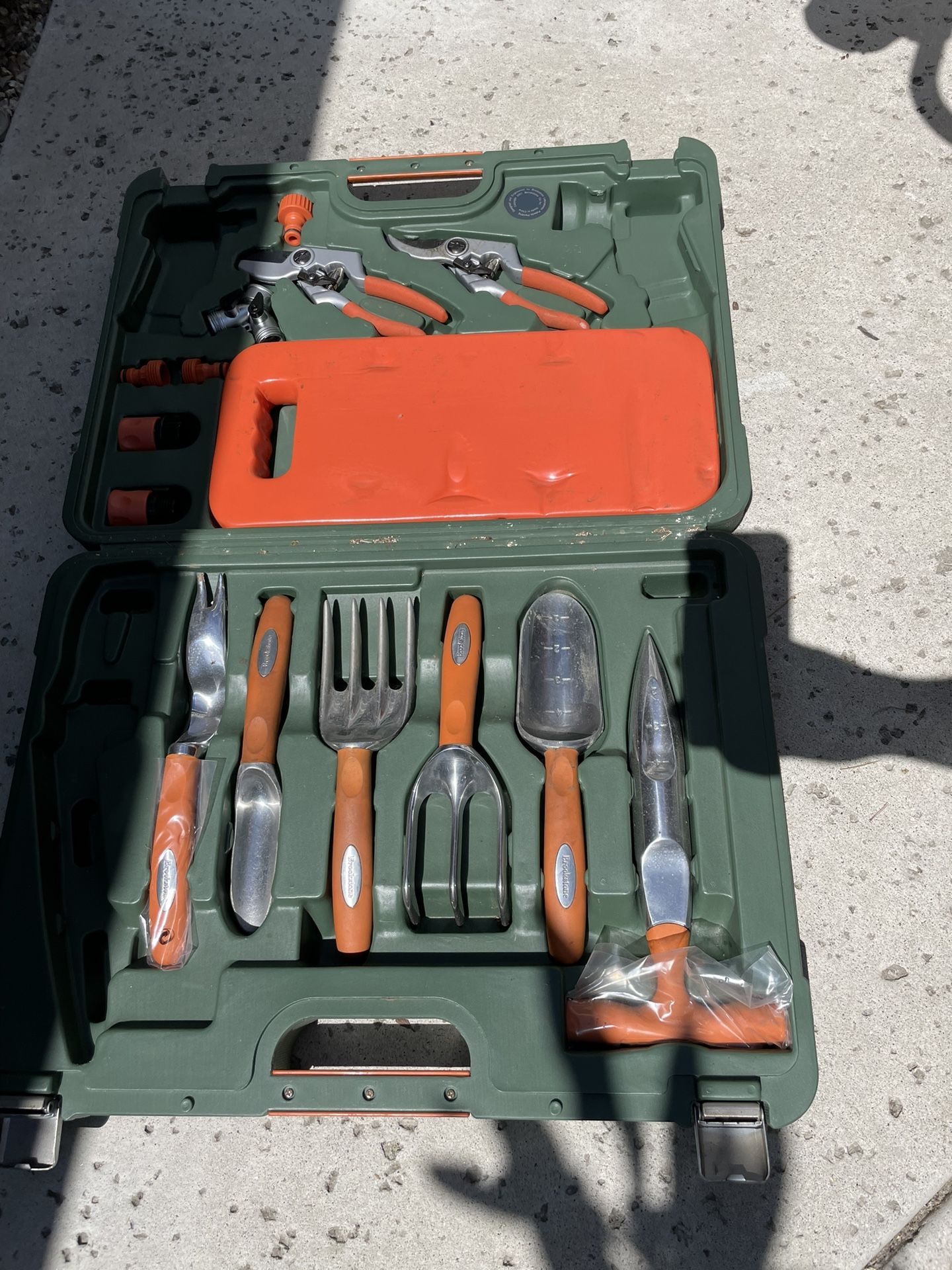 Brookstone Gardening Set